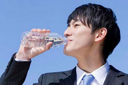 伊悦两性健康网 喝水能预防男性性冷淡