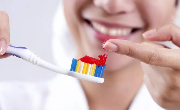 牙膏久战不泄的几种方法