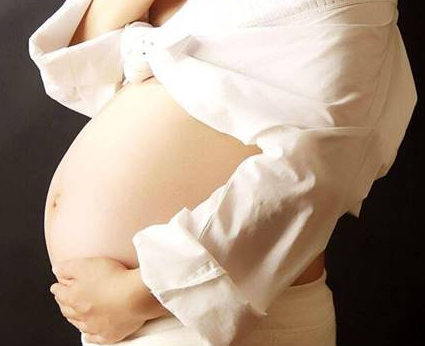 女性怀孕早期恶心打嗝但不吐出来是什么情况？