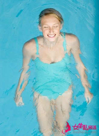 夏日游泳消暑 美眉注意5点避免感染妇科病