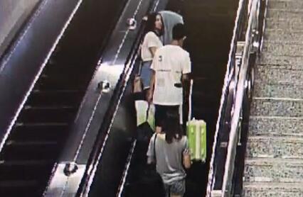 男子在电梯里偷偷摸摸女孩的屁股警示着青少年性教育的重要性