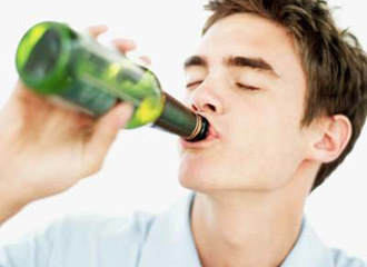男性酗酒导致身体“承受不起”1