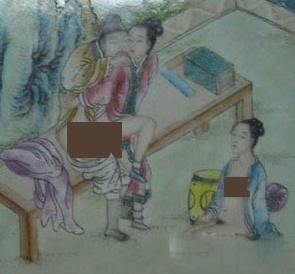 古代男女春宫图：男女两人在啪啪啪，一女子脱光衣服在旁观看