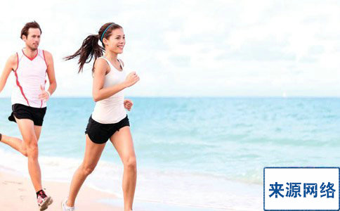 夫妻在一起跑步 增进情感更加健康